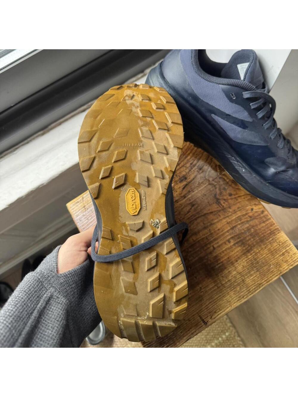 Arc'teryx Women's Navy and Black Trainer - Picture 3 of 4